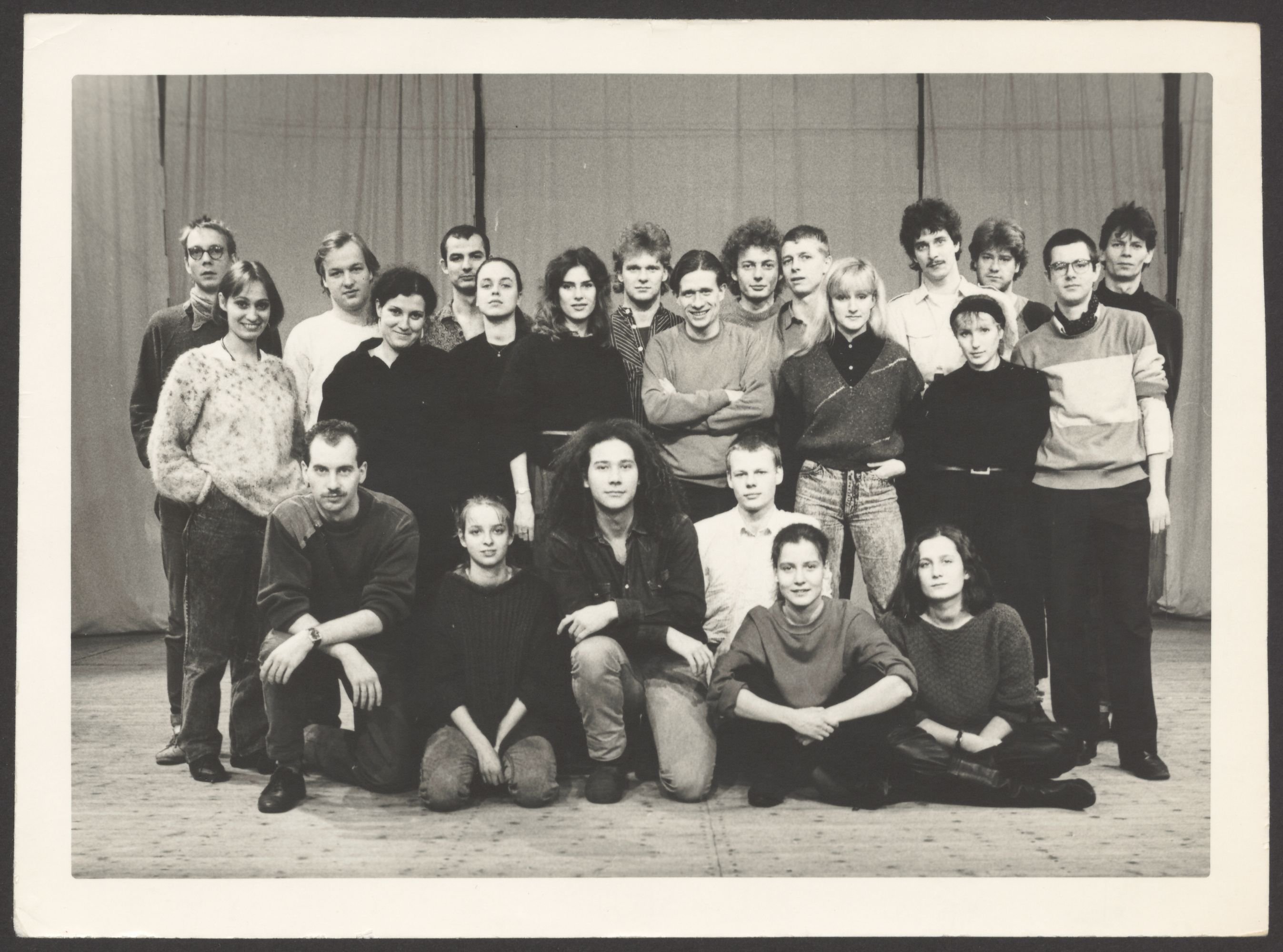 Gruppenfoto von Studierenden der Hochschule für Schauspielkunst Ernst Busch (Hochschule für Schauspielkunst Ernst Busch RR-F)