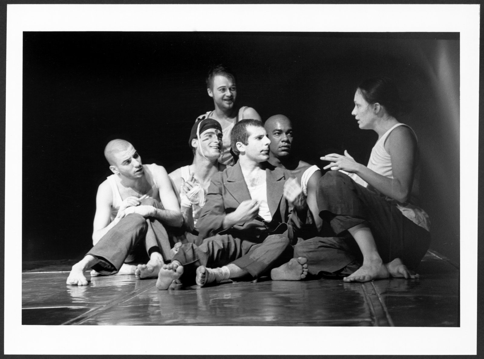Gruppenbild einer Szene aus "Recherche Faust/Artaud" an der Hochschule für Schauspielkunst (Hochschule für Schauspielkunst Ernst Busch Berlin RR-F)