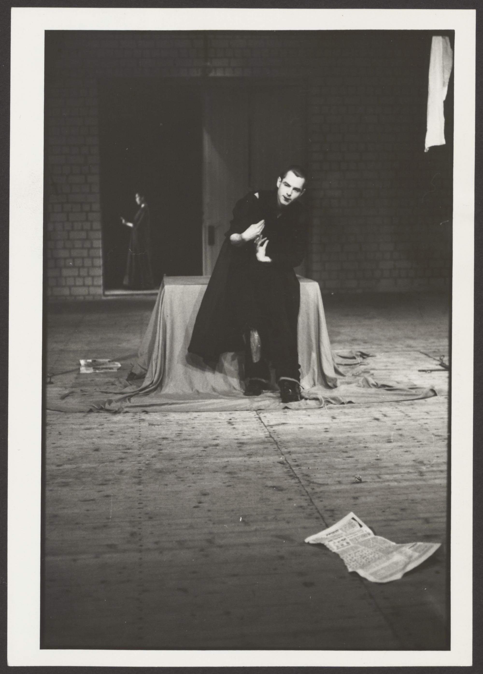 Szenenbild mit Sven-Erik Just aus einer Studioinszenierung "Hamlet" (Hochschule für Schauspielkunst Ernst Busch Berlin RR-F)