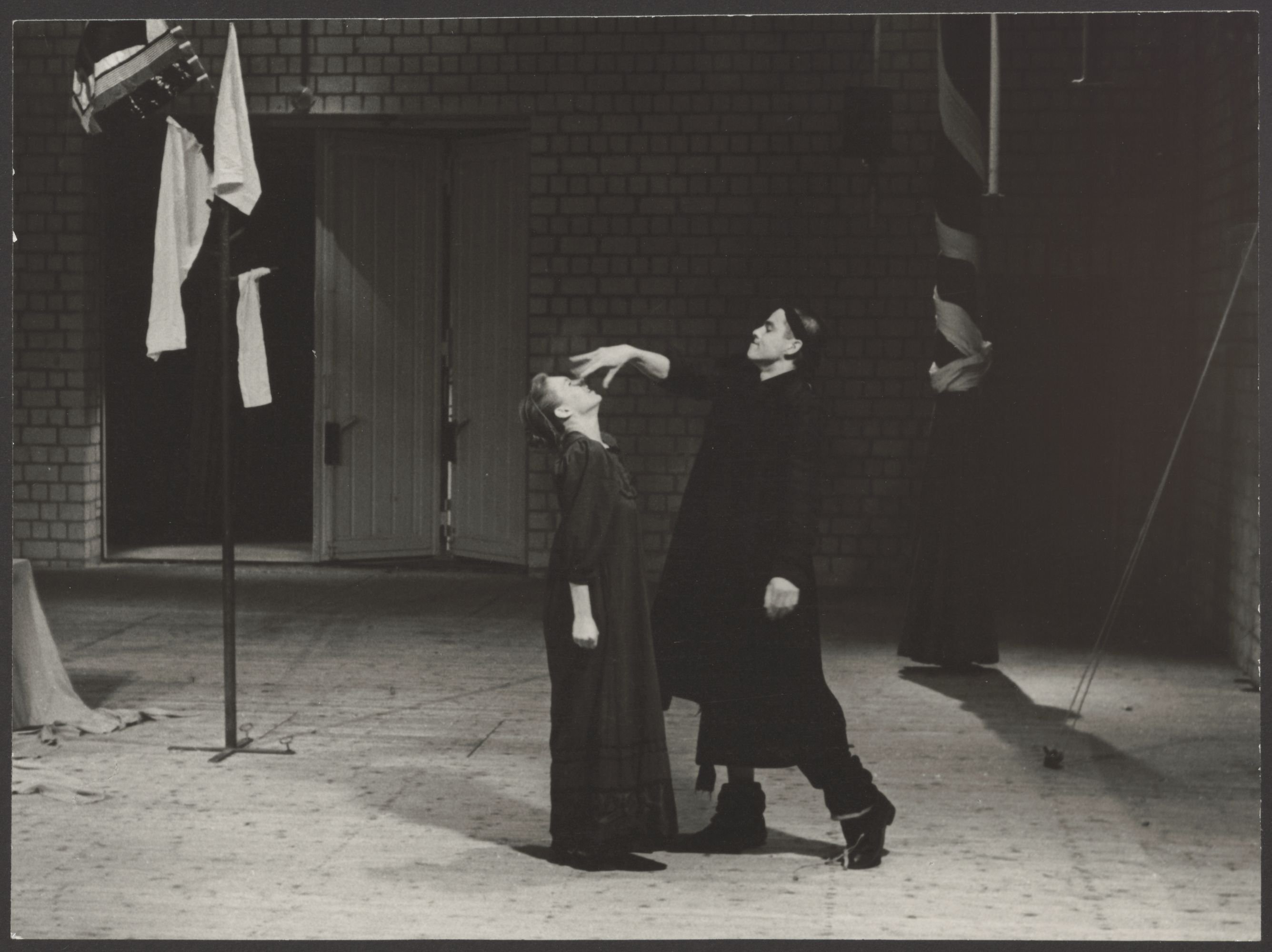 Szenenbild aus einer "Hamlet"-Inszenierung an der Hochschule für Schauspielkunst Ernst Busch (Hochschule für Schauspielkunst Ernst Busch Berlin RR-F)
