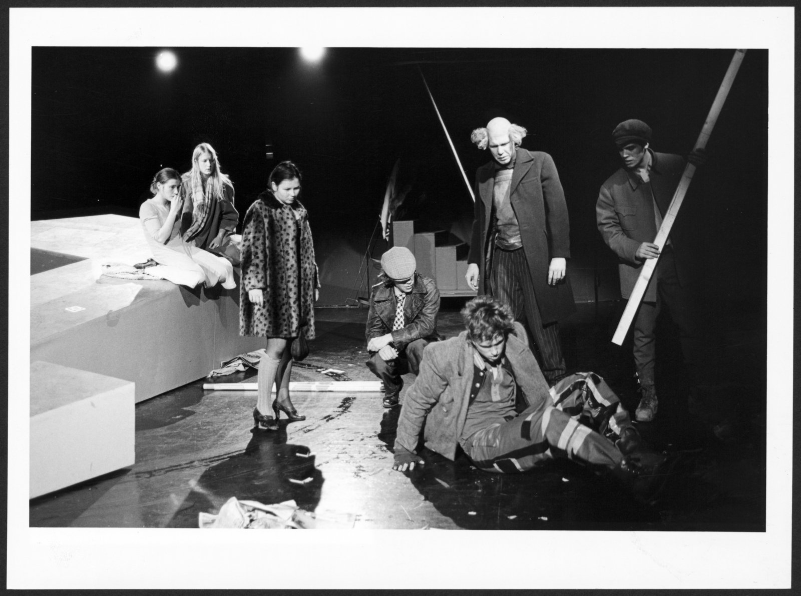 Bild der Studioinszenierung "Trommeln in der Nacht" an der Hochschule für Schauspielkunst (Hochschule für Schauspielkunst Ernst Busch Berlin RR-F)