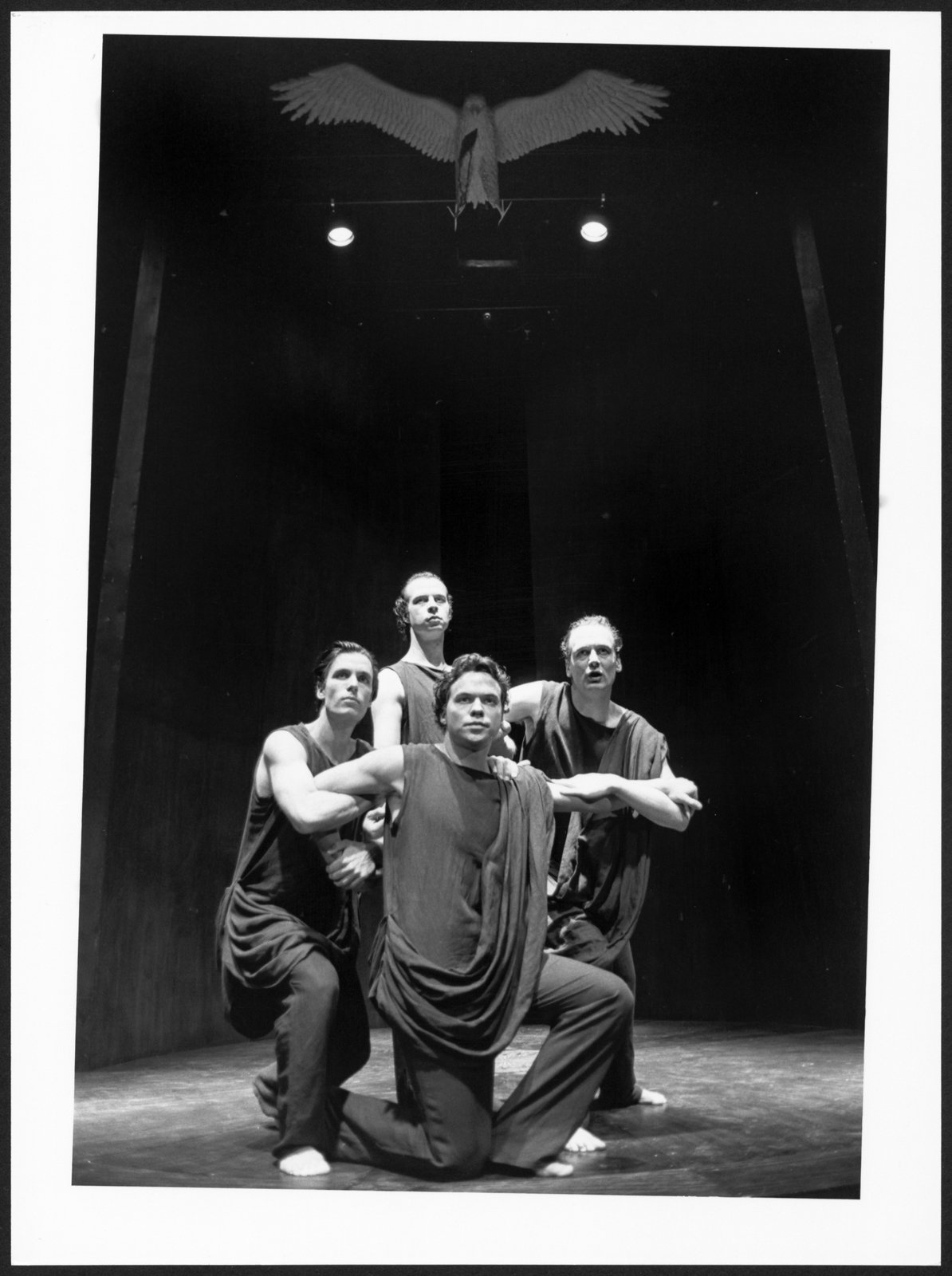 Bild des Chors in einer Szene aus "Antigone", einer Studio-Inszenierung an der Hochschule für Schauspielkunst (Hochschule für Schauspielkunst Ernst Busch Berlin RR-F)