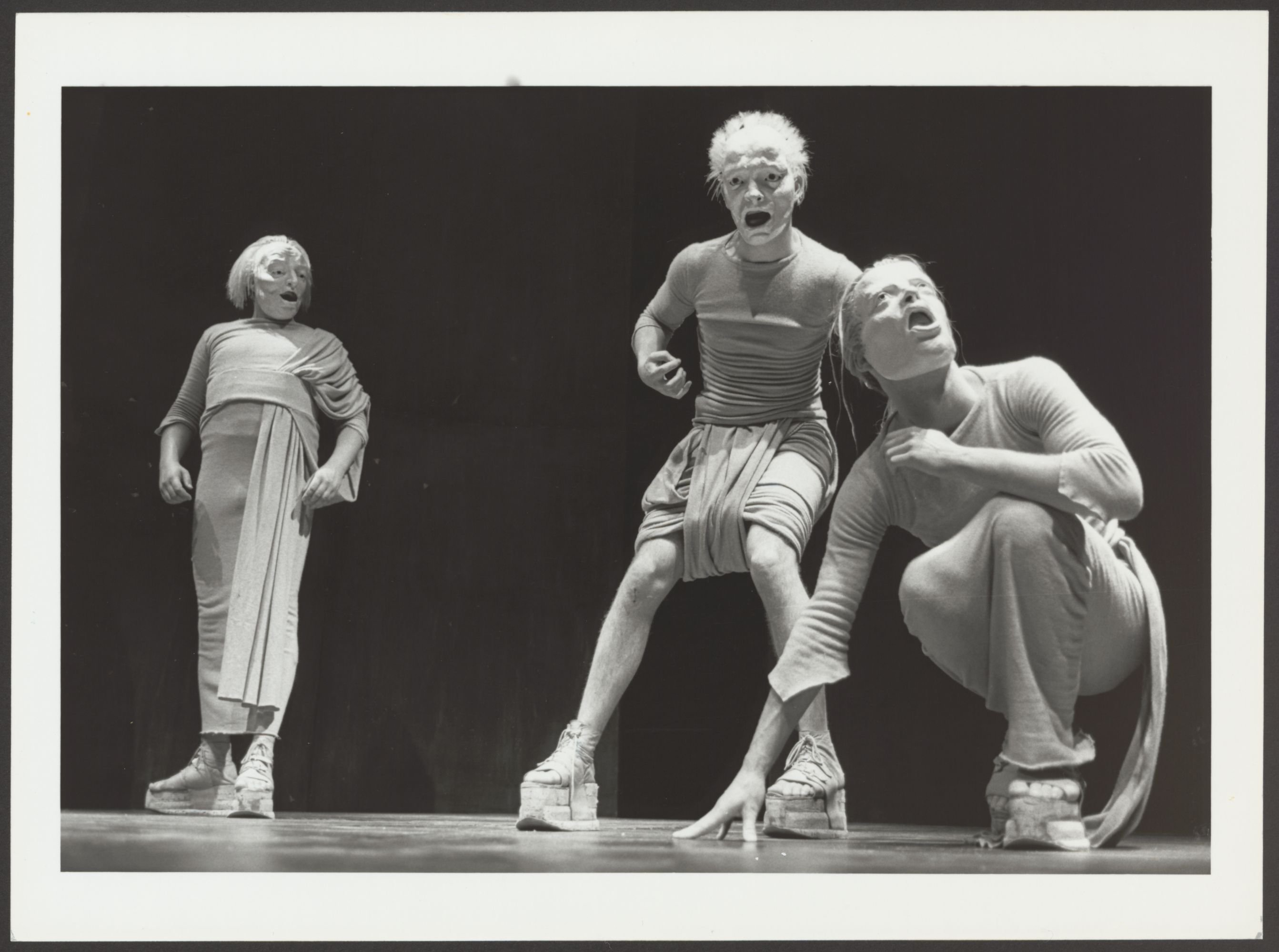Bild einer Szene aus "Antigone", einer Studio-Inszenierung an der Hochschule für Schauspielkunst (Hochschule für Schauspielkunst Ernst Busch RR-F)