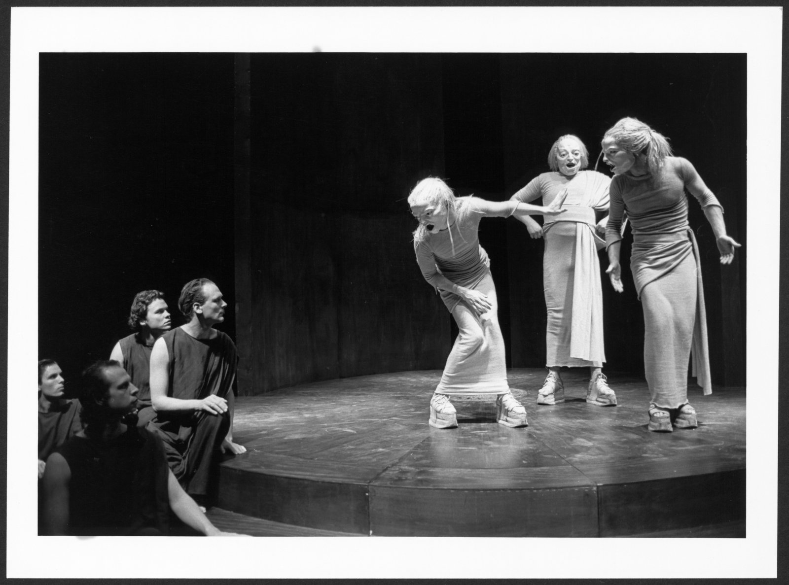 Bild einer Szene aus "Antigone", einer Studio-Inszenierung an der Hochschule für Schauspielkunst (Hochschule für Schauspielkunst Ernst Busch Berlin RR-F)