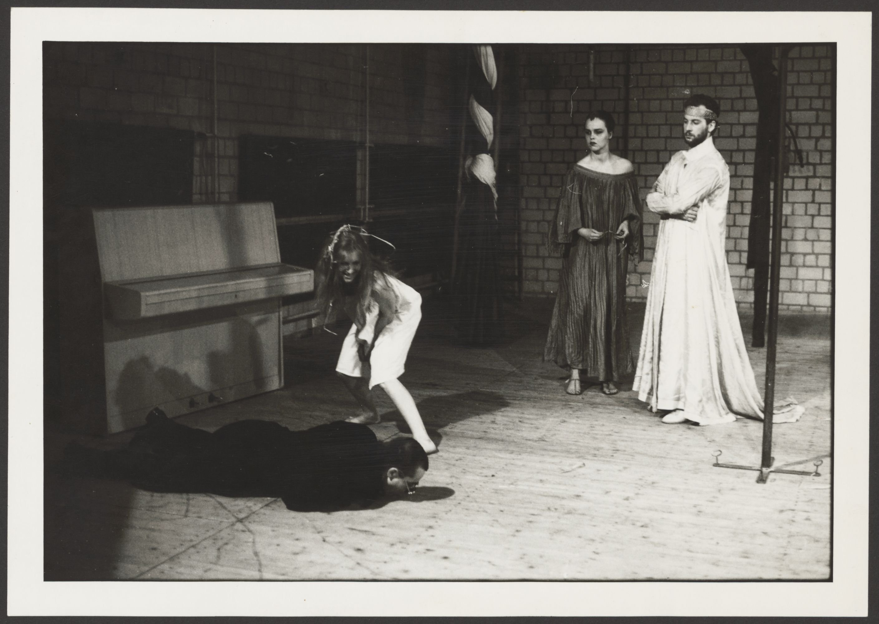 Szenenbild aus einer "Hamlet"-Inszenierung an der Hochschule für Schauspielkunst Ernst Busch (Hochschule für Schauspielkunst Ernst Busch Berlin RR-F)