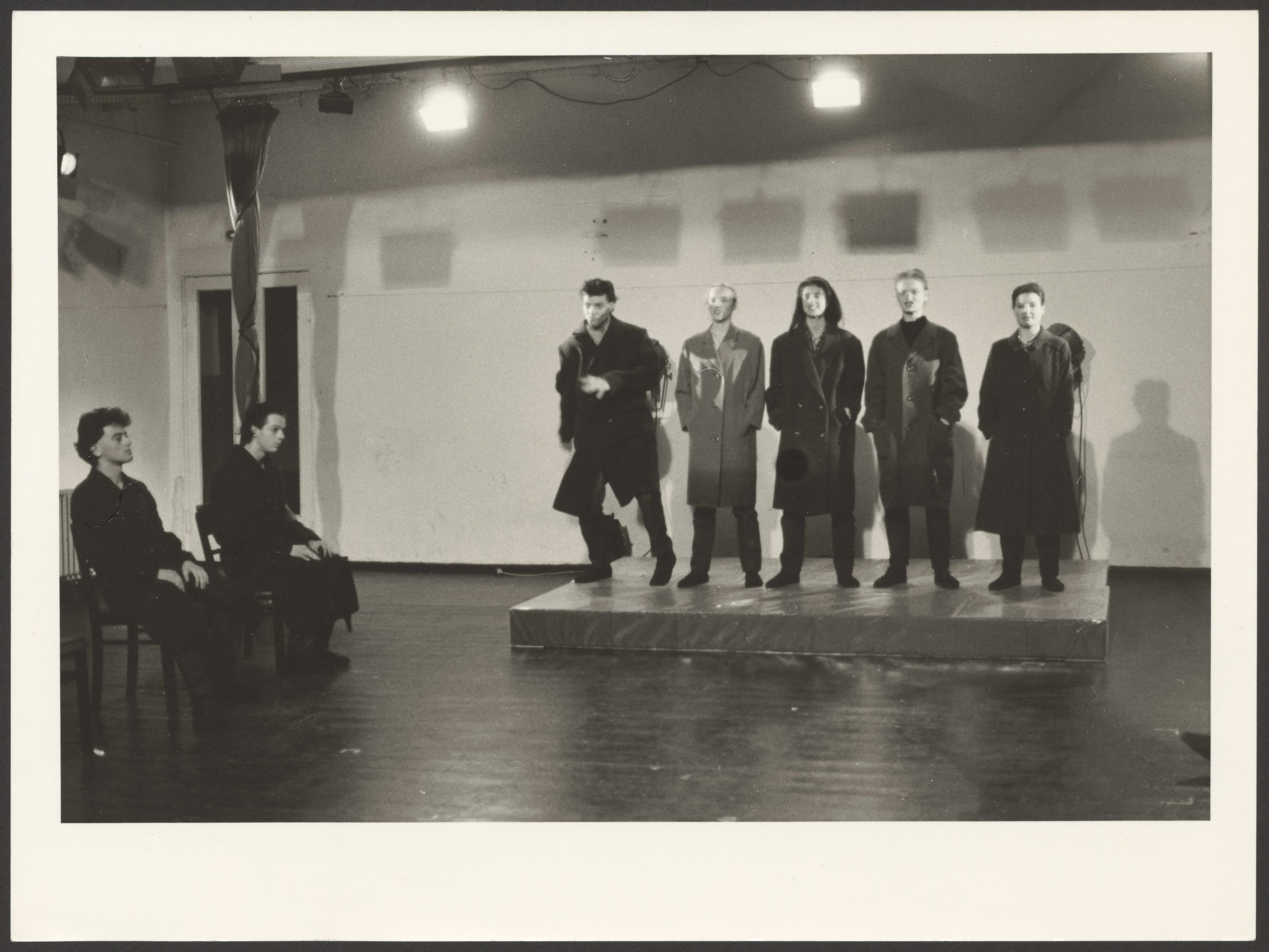 Szenenbild aus einer Inszenierung von „Berliner November“ an der Hochschule für Schauspielkunst Ernst Busch (Hochschule für Schauspielkunst Ernst Busch Berlin RR-F)