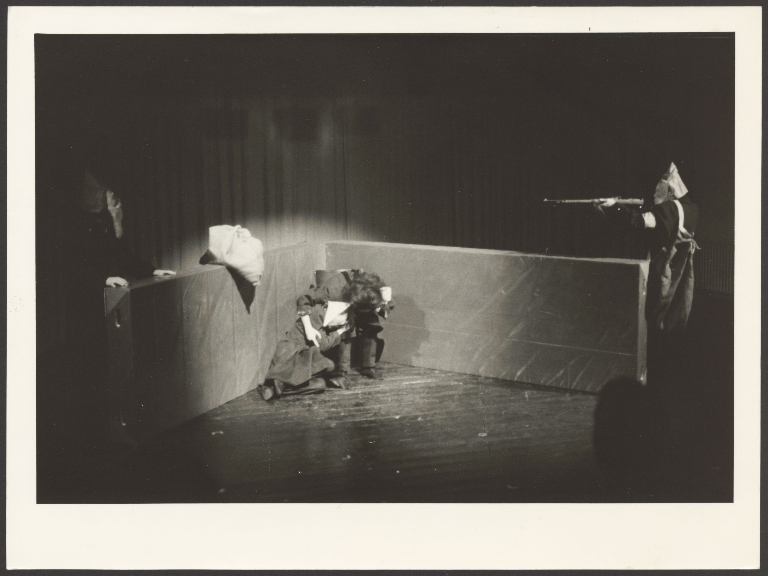 Szenenbild aus einer Inszenierung von „Berliner November“ an der Hochschule für Schauspielkunst Ernst Busch (Hochschule für Schauspielkunst Ernst Busch Berlin RR-F)
