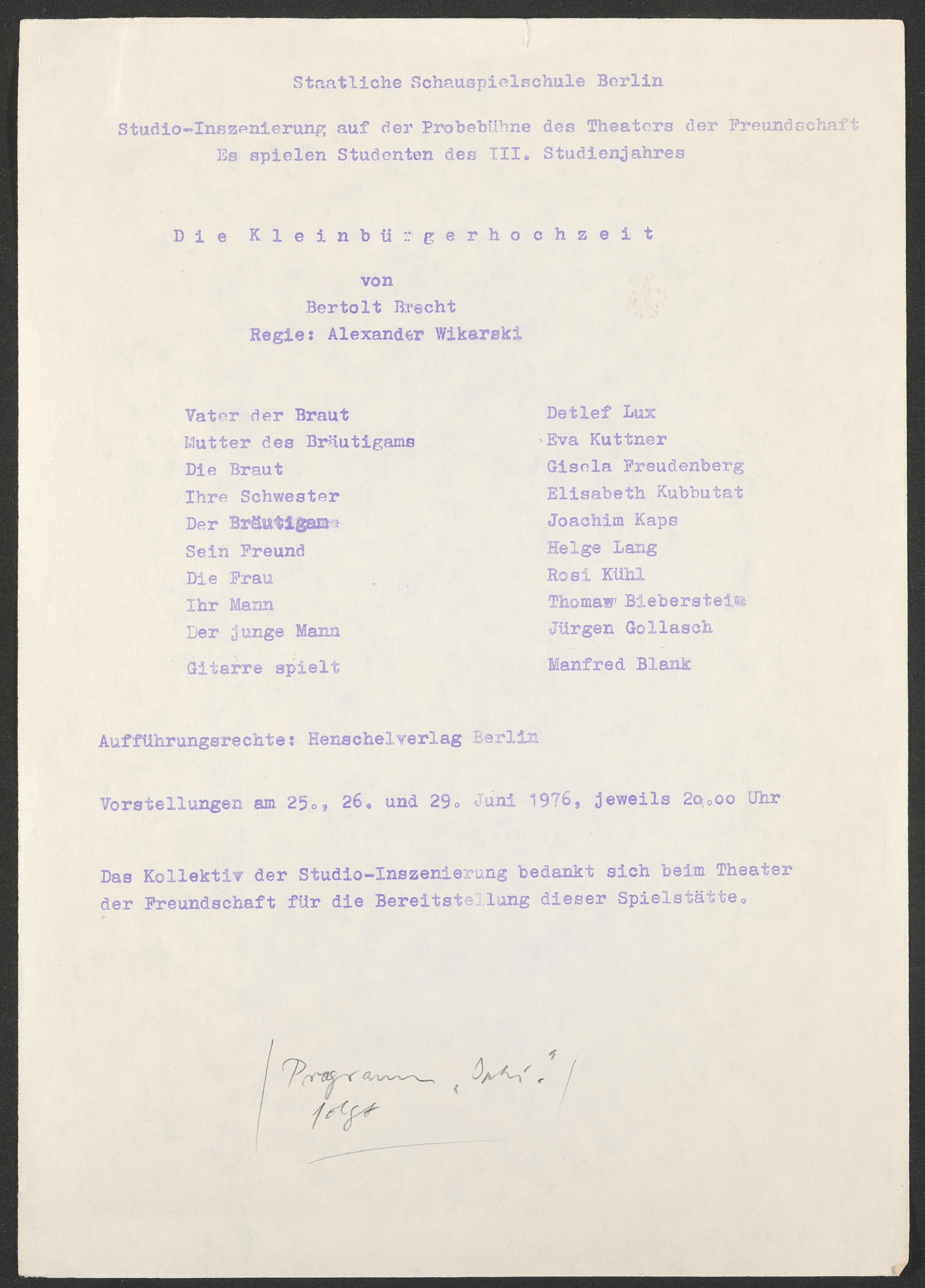 Programmzettel zu "Die Kleinbürgerhochzeit" am Theater der Freundschaft 1976 (Hochschule für Schauspielkunst Ernst Busch Berlin RR-F)