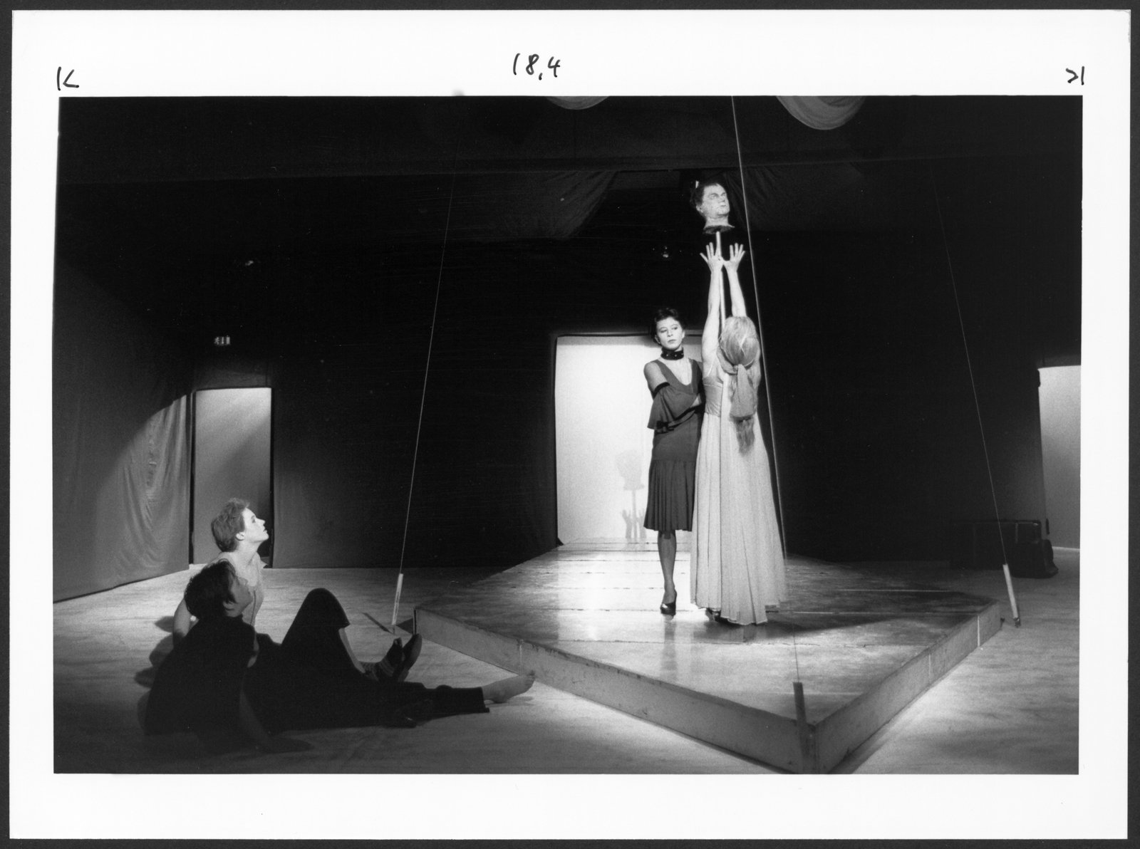 Szenenbild aus der Inszenierung "Stella" am bat-Studiotheater (Hochschule für Schauspielkunst Ernst Busch Berlin RR-F)