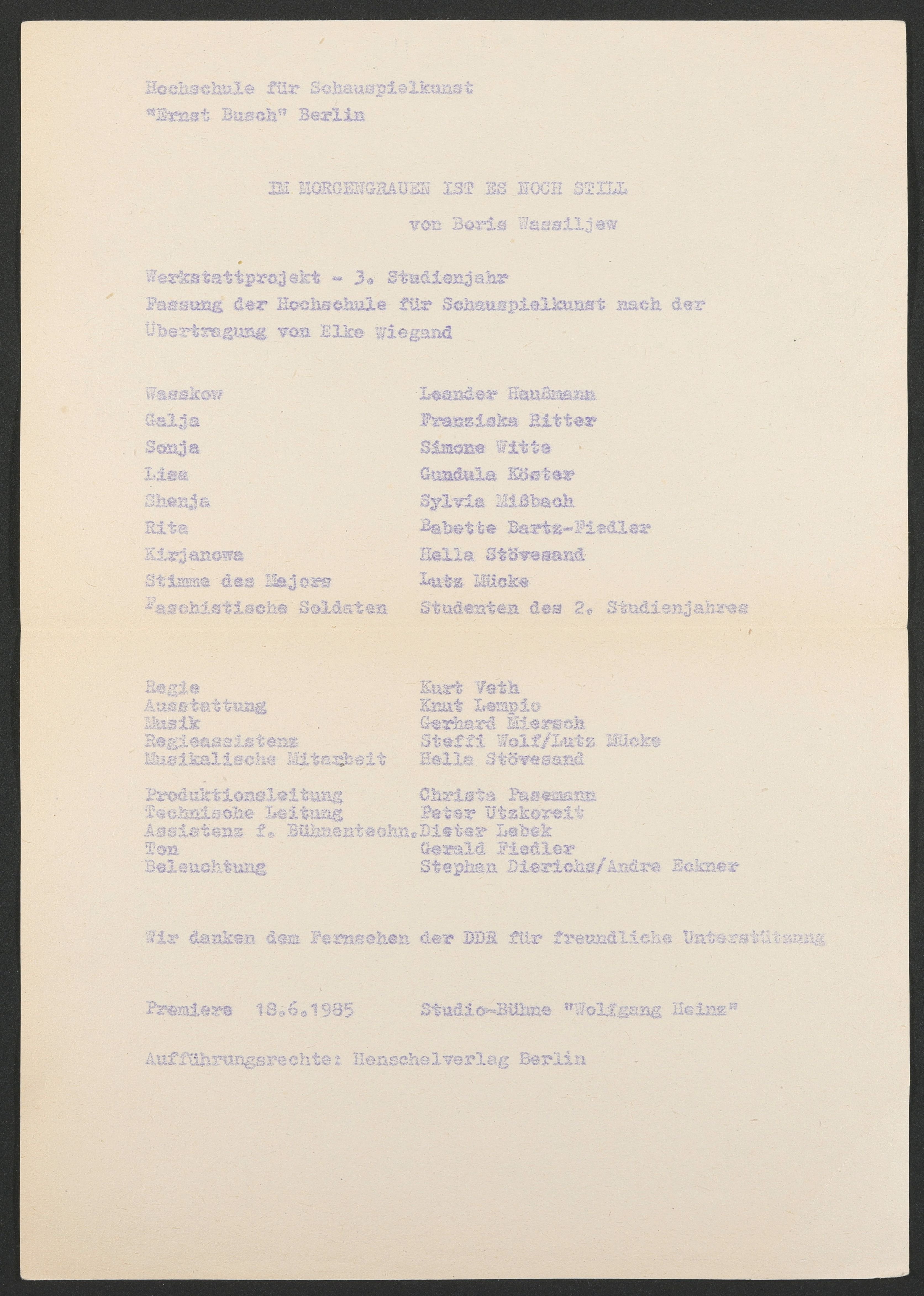 Programmzettel zu "Im Morgengrauen ist es noch still" an der Studiobühne "Wolfgang Heinz" 1985 (Hochschule für Schauspielkunst Ernst Busch Berlin RR-F)