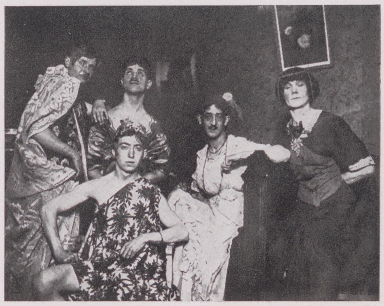 Gruppenaufnahme von Darstellern einer Fronttheatervorstellung (Magnus-Hirschfeld-Gesellschaft Public Domain Mark)