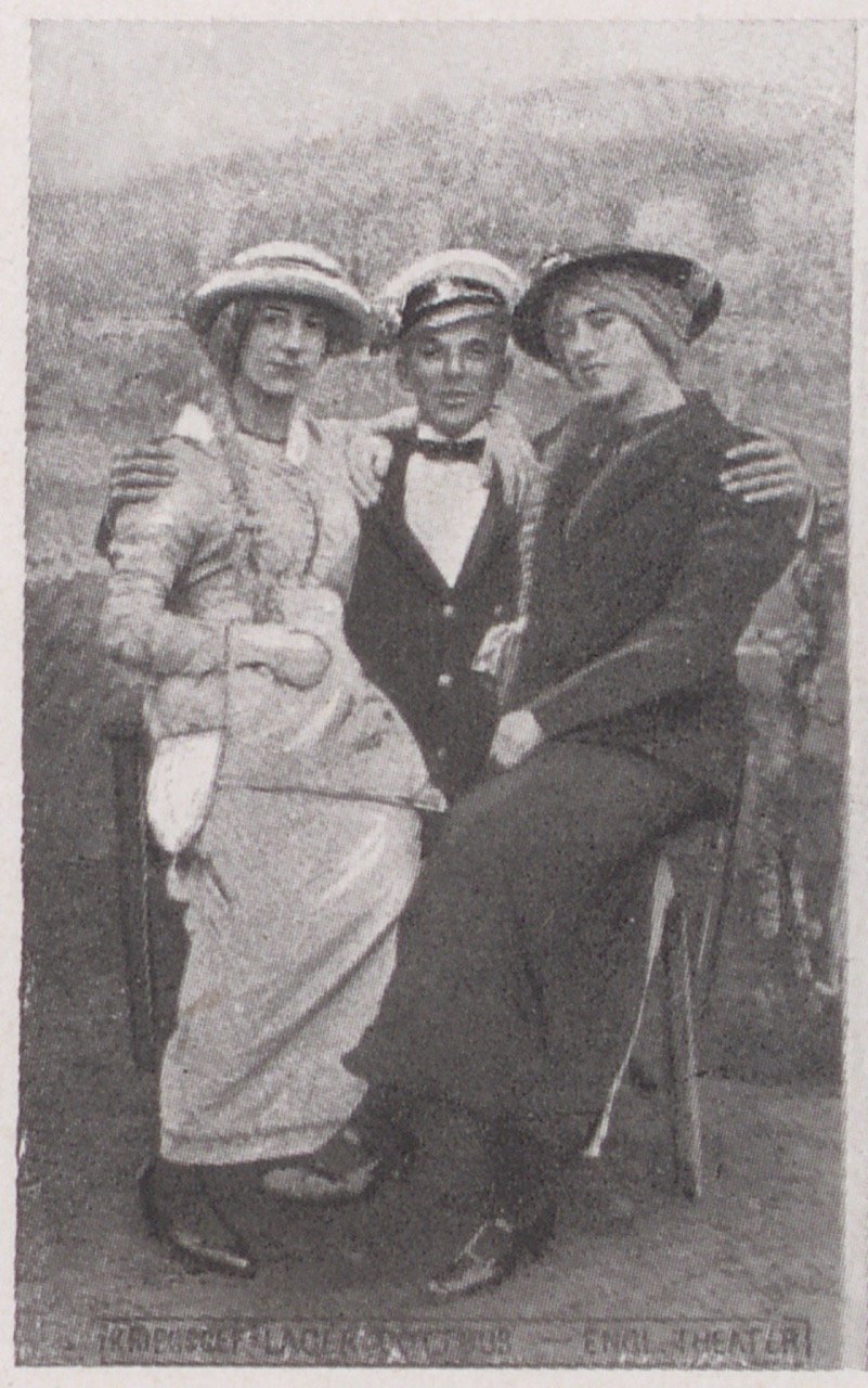 Fotografie dreier Kriegsgefangener im Rahmen eines Theaterspiels posierend (I) (Magnus-Hirschfeld-Gesellschaft Public Domain Mark)