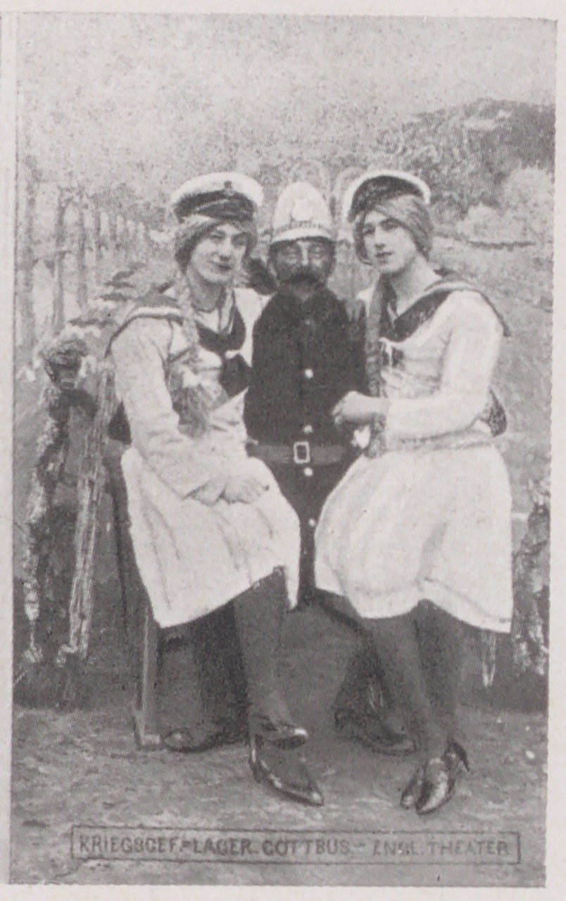 Fotografie dreier Kriegsgefangener im Rahmen eines Theaterspiels posierend (II) (Magnus-Hirschfeld-Gesellschaft Public Domain Mark)