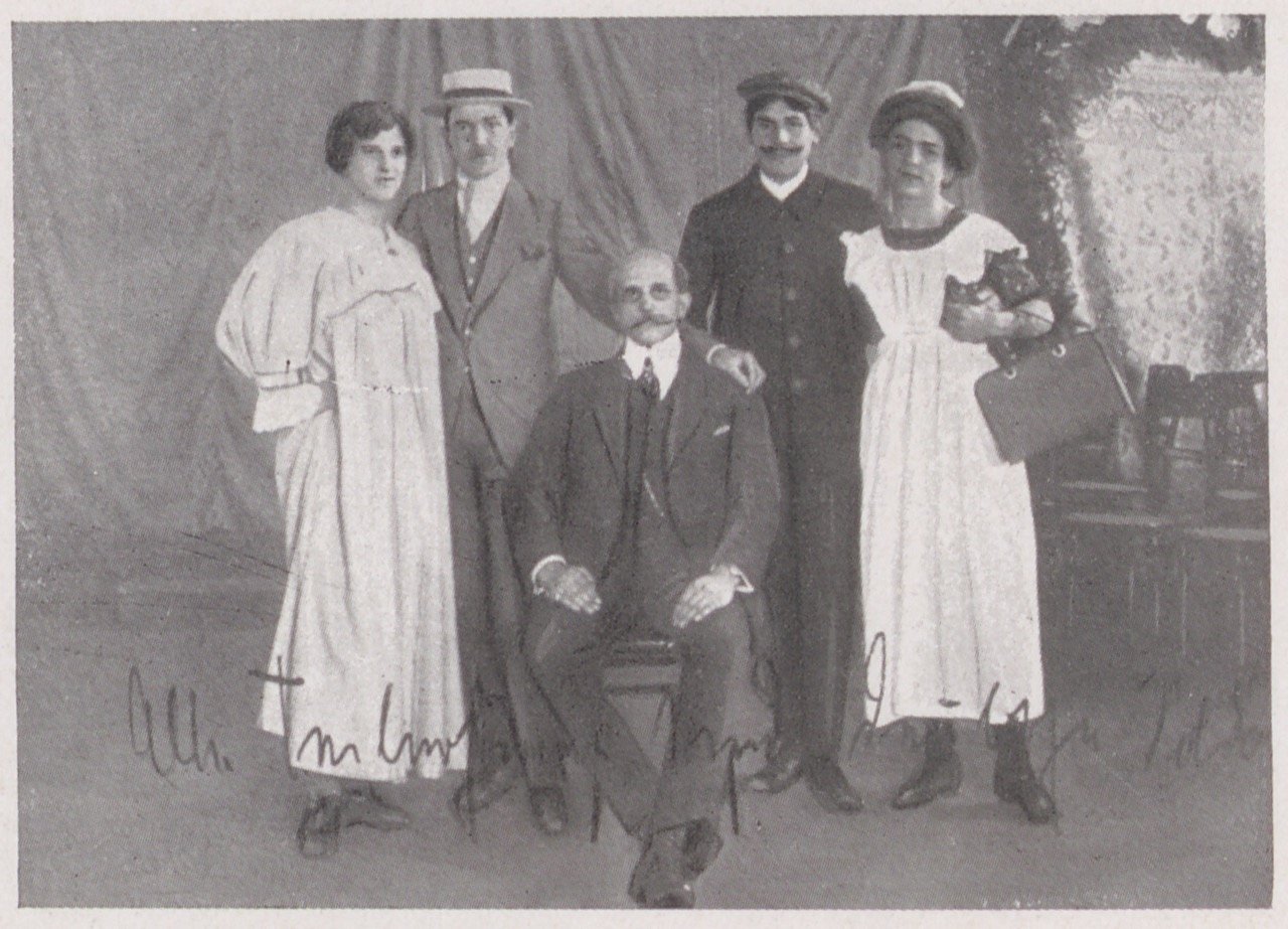 Aufnahme einer Theaterszene aus einem Kriegsgefangenenlager mit fünf Personen (Magnus-Hirschfeld-Gesellschaft Public Domain Mark)