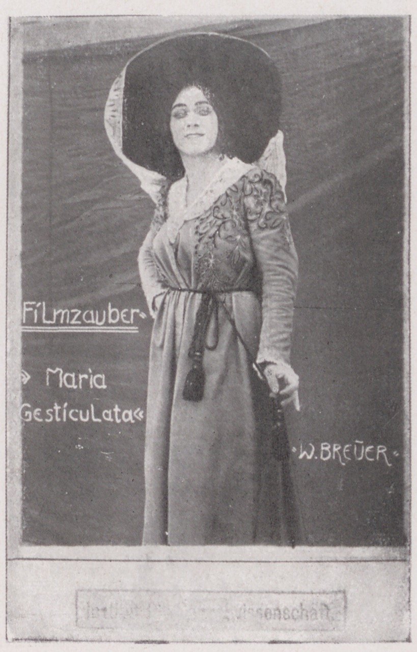 Fotografie eines Kriegsgefangenen in einer weiblichen Rolle posierend (Magnus-Hirschfeld-Gesellschaft Public Domain Mark)