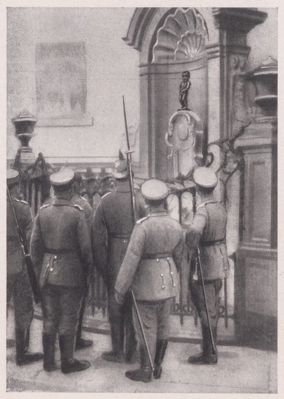 Gruppenaufnahme deutscher Soldaten um den Manneken Pis in Brüssel versammelt (Magnus-Hirschfeld-Gesellschaft Public Domain Mark)