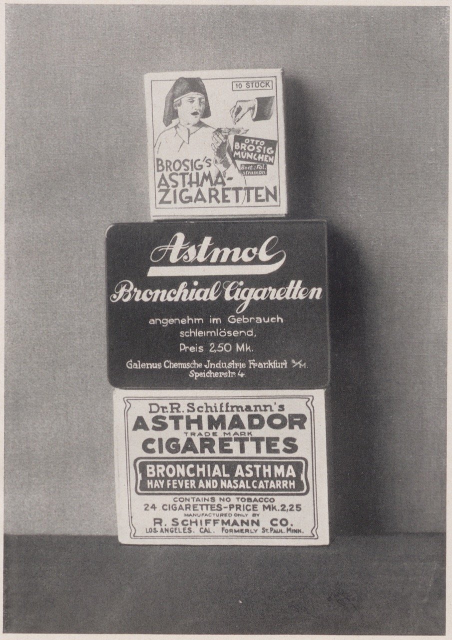 Abbildung von Schachteln mit „Asthma-Cigaretten“ (Magnus-Hirschfeld-Gesellschaft Public Domain Mark)