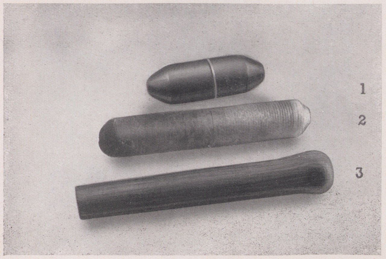 Abbildung dreier Gegenstände, die als Sexspielzeug genutzt wurden (Magnus-Hirschfeld-Gesellschaft Public Domain Mark)
