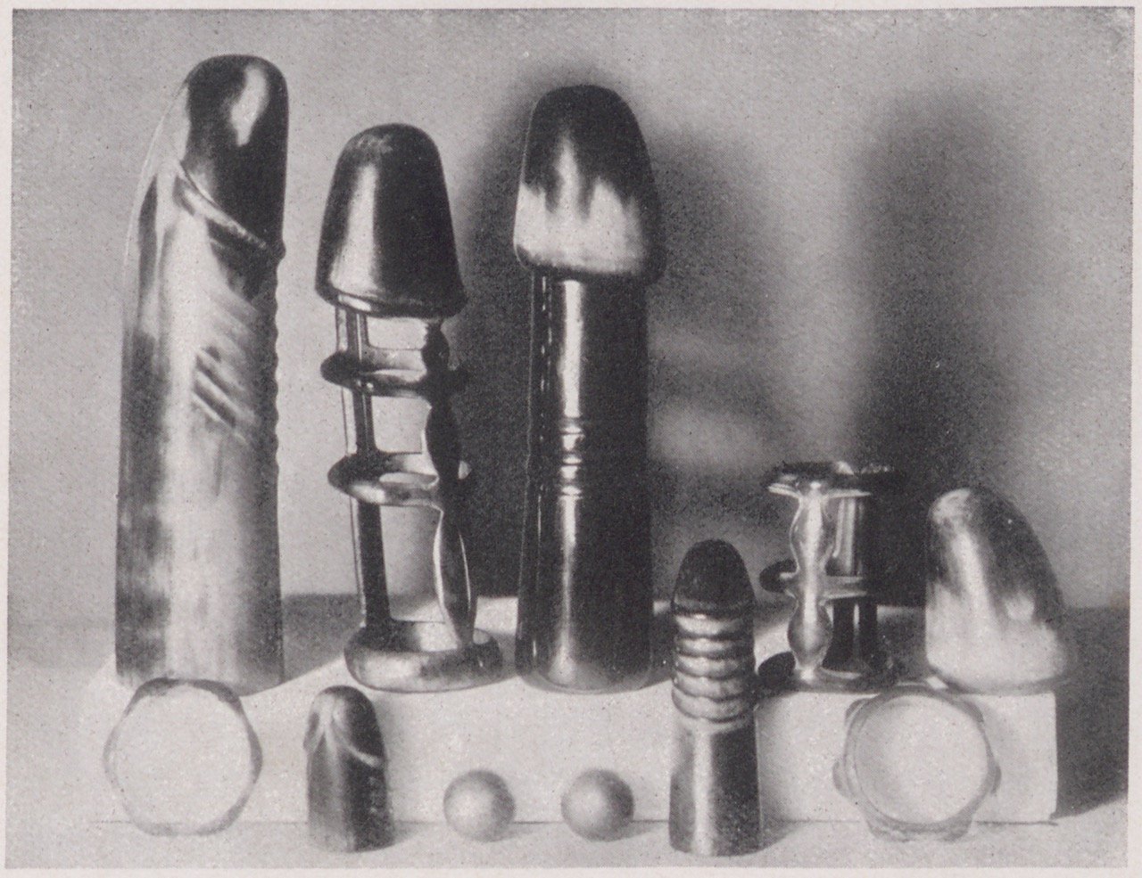 Abbildung verschiedener Istrumente zur sexuellen Befriedigung (Sextoys) (Magnus-Hirschfeld-Gesellschaft Public Domain Mark)