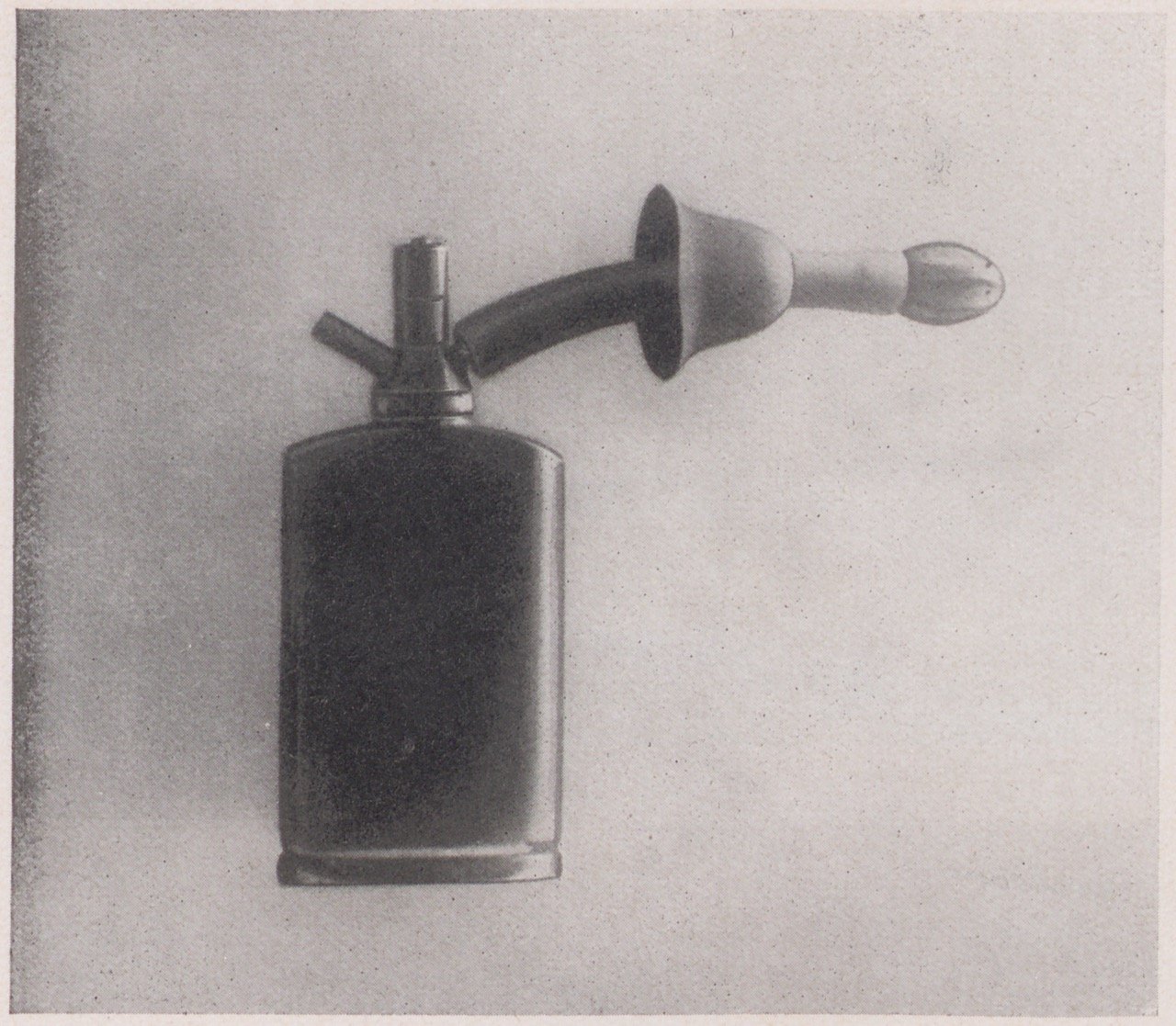 Fotografie einer Vaginaldusche (1) (Magnus-Hirschfeld-Gesellschaft Public Domain Mark)