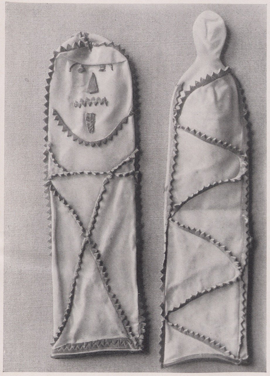 Abbildung zweier Kondome mit aufgesetzten Gummiteilen (Magnus-Hirschfeld-Gesellschaft Public Domain Mark)