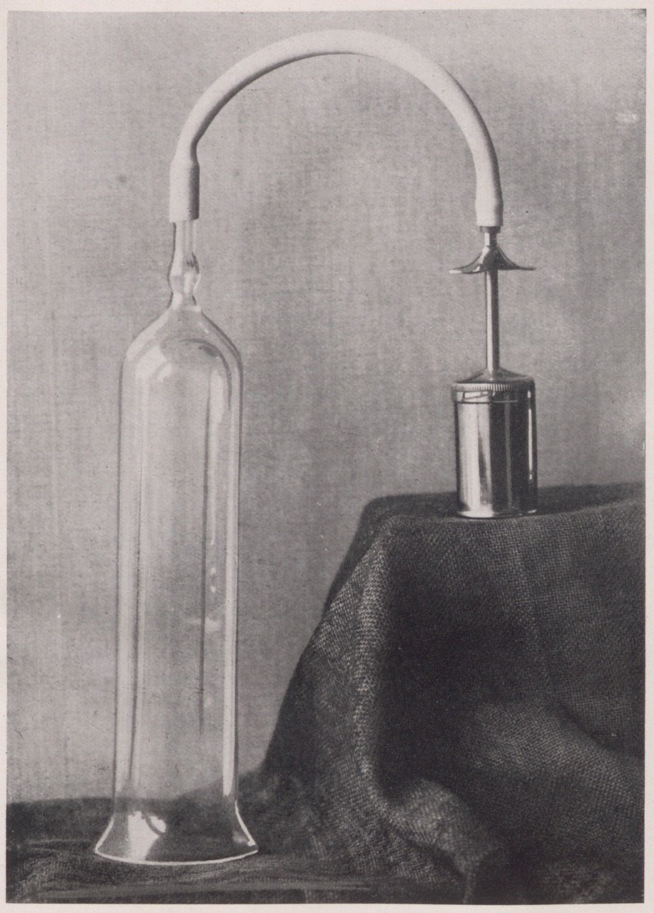 Abbildung eines „Luftpumpenapparats zur Massage des Penis“ (Magnus-Hirschfeld-Gesellschaft Public Domain Mark)