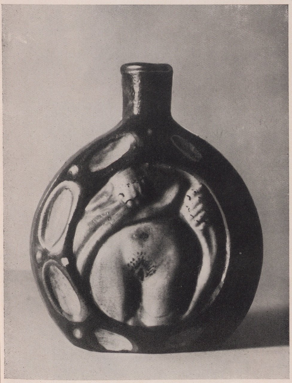 Fotografie einer Schnupftabakflasche, verziert mit entkleidetem weiblichem Unterleib (Magnus-Hirschfeld-Gesellschaft Public Domain Mark)