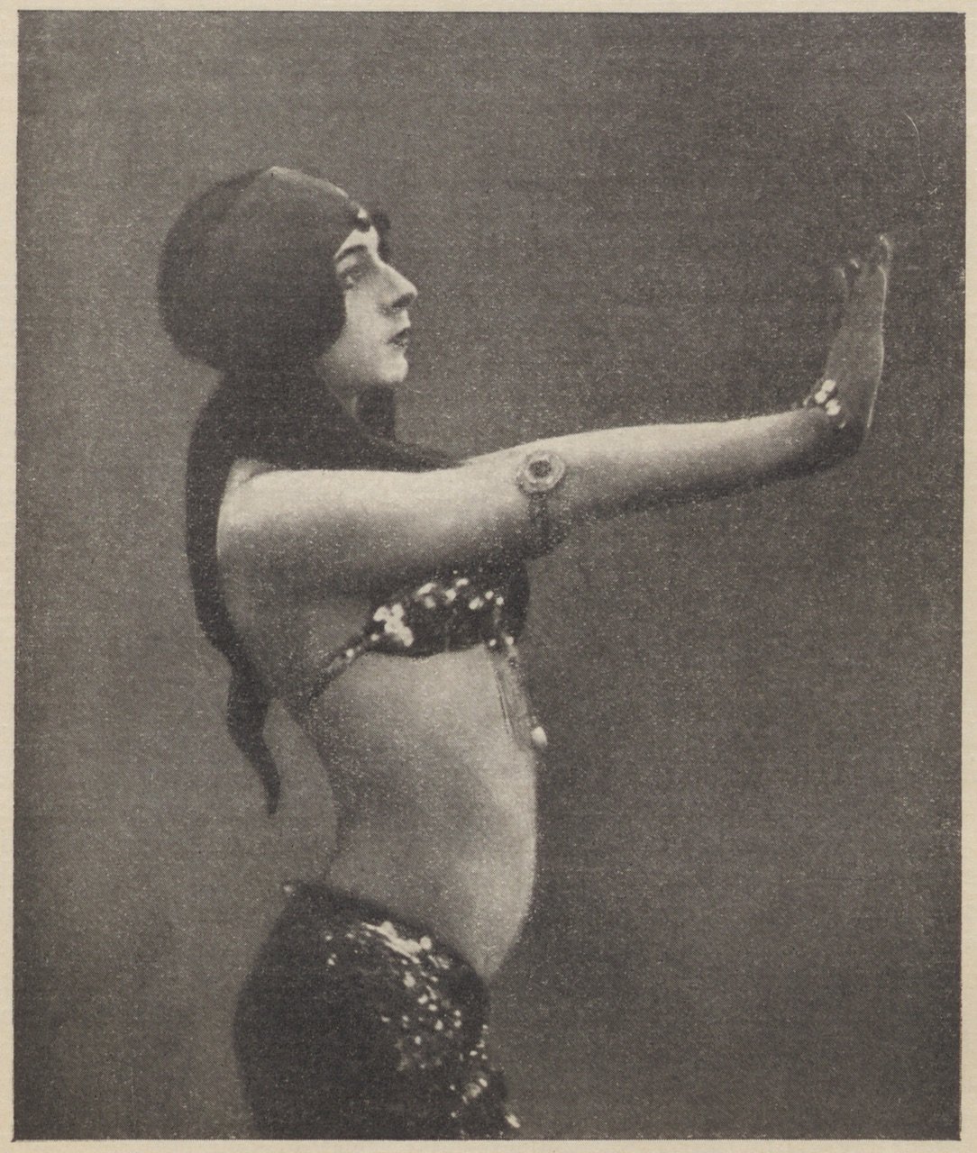 Abbildung einer Porträtkarte von Voo Doo in Tanzpose (1) (Magnus-Hirschfeld-Gesellschaft Public Domain Mark)