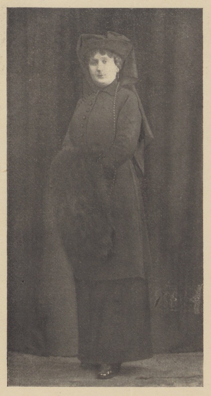 Fotografie einer zu Musterung in Trauerkleidung erschienenen Person (1) (Magnus-Hirschfeld-Gesellschaft Public Domain Mark)