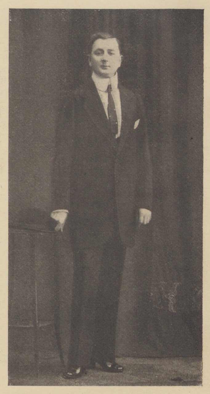 Fotografie einer zu Musterung in Trauerkleidung erschienenen Person (hier im Anzug) (3) (Magnus-Hirschfeld-Gesellschaft Public Domain Mark)