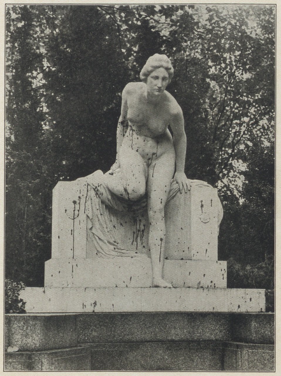 Fotografie der vandalisierten Statue des Nymphenbrunnens in Dresden von 1909 (Magnus-Hirschfeld-Gesellschaft Public Domain Mark)