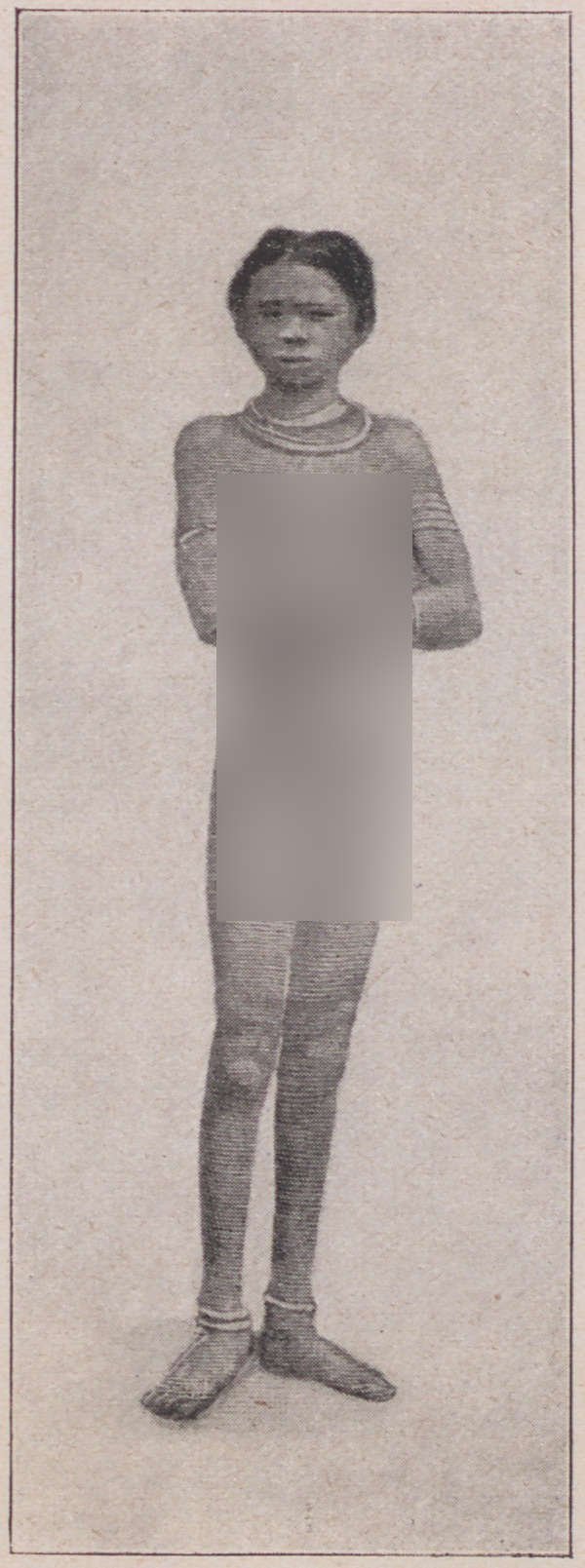 Fotografie, die eine stehende unbekleidete Frau zeigt (ethnologischer Kontext) (Magnus-Hirschfeld-Gesellschaft Public Domain Mark)