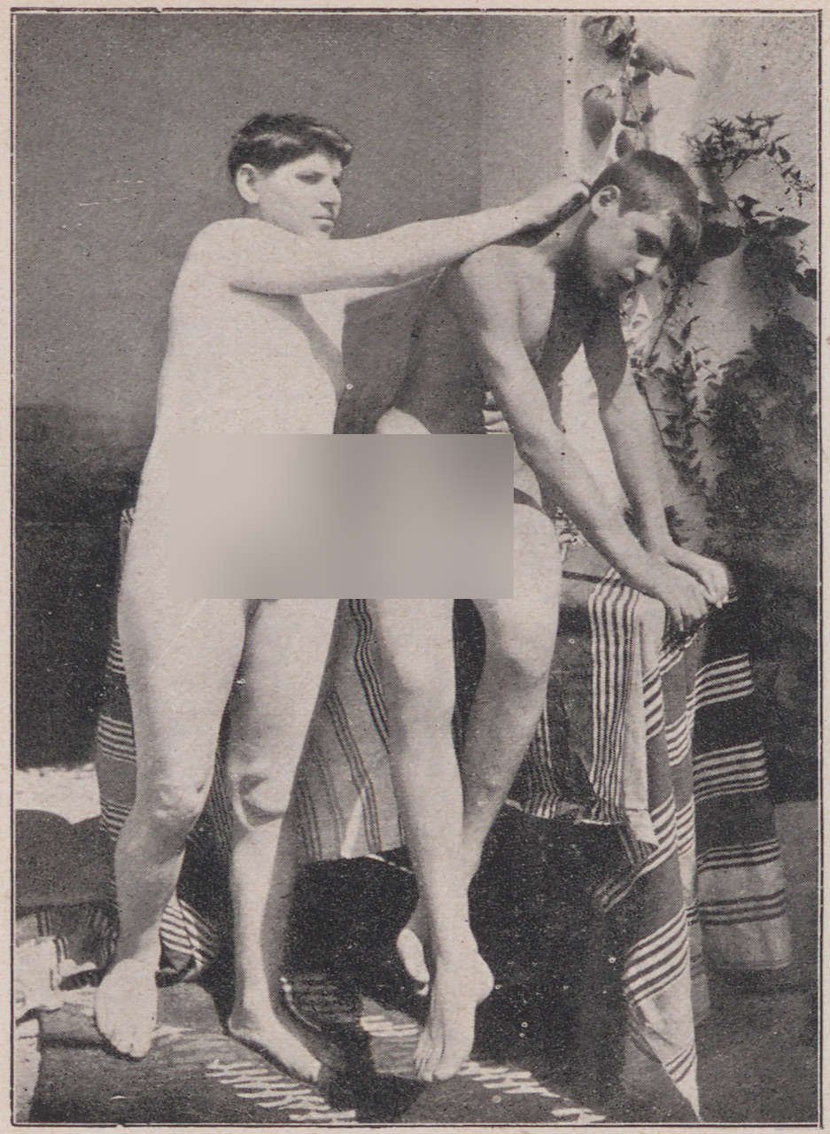 Aktfoto zweier nackter Männer vor einer (Haus-)Wand (Magnus-Hirschfeld-Gesellschaft Public Domain Mark)