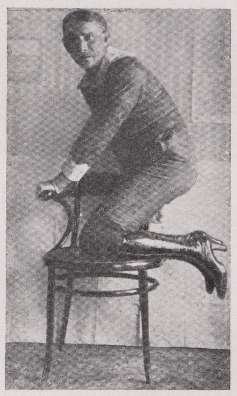 Abbildung eines Mannes mit hohen Damenstiefeln (Magnus-Hirschfeld-Gesellschaft Public Domain Mark)