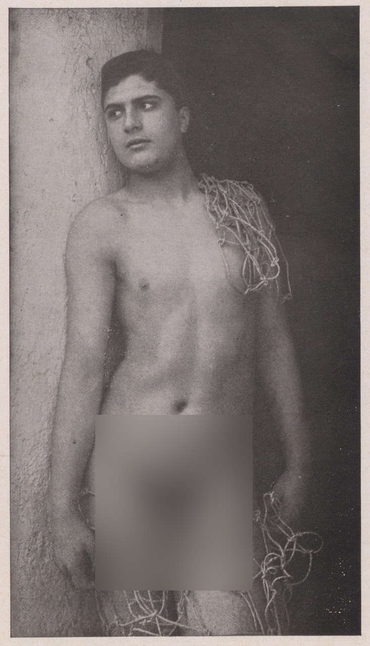 Aktfoto eines jungen Mannes mit Netz (Magnus-Hirschfeld-Gesellschaft Public Domain Mark)