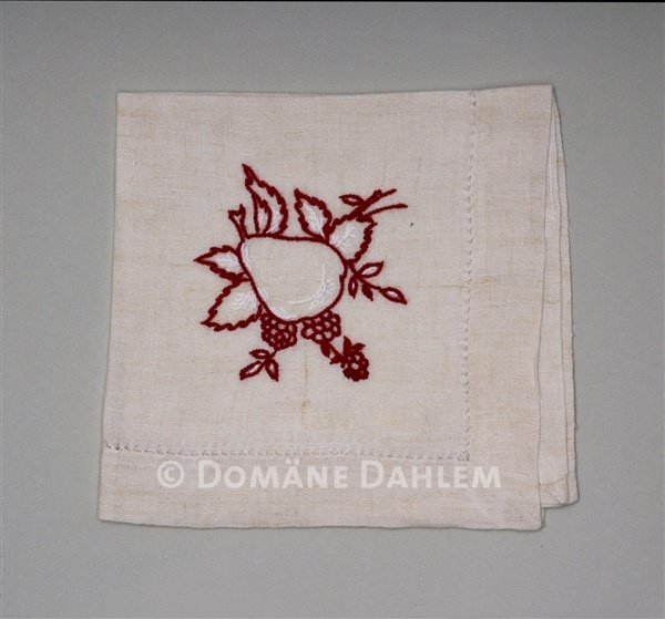 Zwölf kleine Tischdecken mit Handstickerei (Stiftung Domäne Dahlem - Landgut und Museum CC BY-NC-SA)