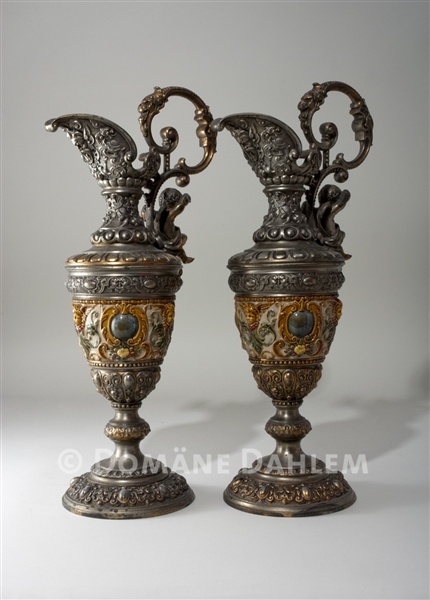 Zwei Kerzenhalter in Form von Metallkrügen (Stiftung Domäne Dahlem - Landgut und Museum CC BY-NC-SA)