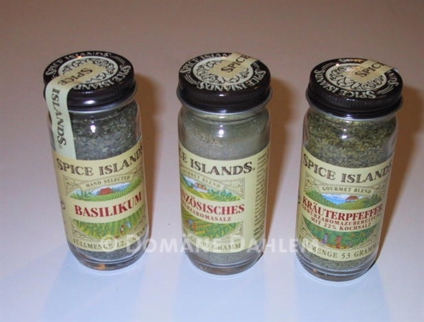 Einkauf Biolek: Zwei Gewürze &quot;Spice Islands&quot; (Stiftung Domäne Dahlem - Landgut und Museum CC BY-NC-SA)