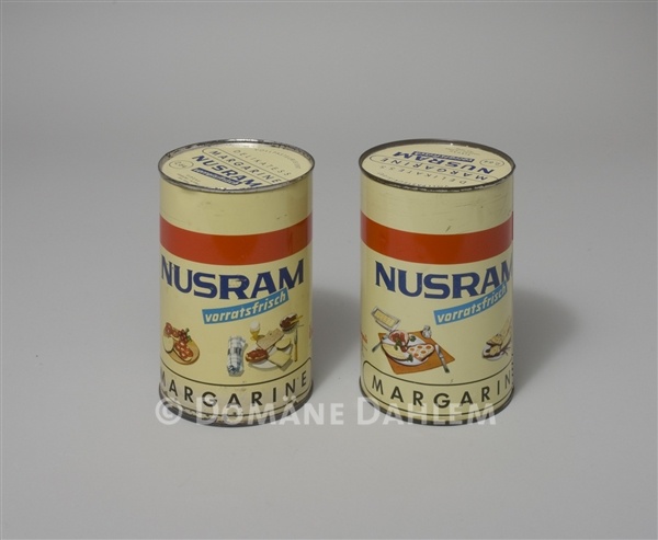 Zwei Dosen &quot;Nusram-Margarine&quot; (Stiftung Domäne Dahlem - Landgut und Museum CC BY-NC-SA)