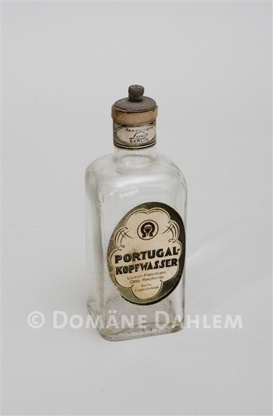 Flasche &quot;Portugal Kopfwasser&quot; (Stiftung Domäne Dahlem - Landgut und Museum CC BY-NC-SA)