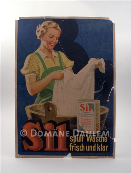 Reklameschild &quot;Sil spült Wäsche frisch und klar&quot; (Stiftung Domäne Dahlem - Landgut und Museum CC BY-NC-SA)