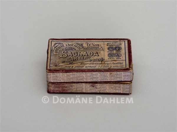 Schachtel für Magenpastillen &quot;Sagrada Barber&quot; (Stiftung Domäne Dahlem - Landgut und Museum CC BY-NC-SA)