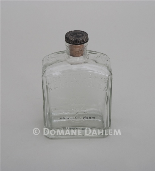 Schnaps-Flasche &quot;Kantorowicz&quot; (Stiftung Domäne Dahlem - Landgut und Museum CC BY-NC-SA)