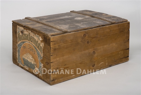 Zwei Kisten &quot;Hausmacher Nudeln&quot; (Stiftung Domäne Dahlem - Landgut und Museum CC BY-NC-SA)