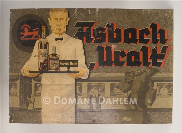 Reklameschild &quot;Asbach Uralt&quot; (Stiftung Domäne Dahlem - Landgut und Museum CC BY-NC-SA)