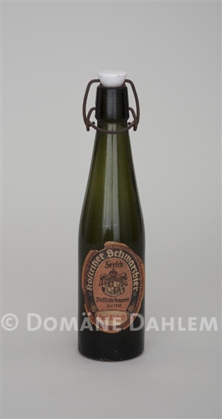 Flasche für &quot;Köstritzer Schwarzbier&quot; (Stiftung Domäne Dahlem - Landgut und Museum CC BY-NC-SA)