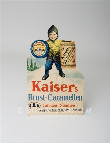 Pappreklameschilder &quot;Kaiser&rsquo;s Brust-Caramellen&quot; (Stiftung Domäne Dahlem - Landgut und Museum CC BY-NC-SA)