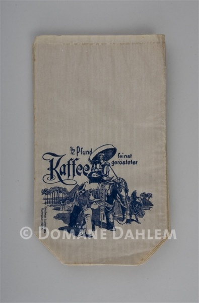Acht Papiertüten für &quot;feinsten gerösteten Kaffee&quot; (Stiftung Domäne Dahlem - Landgut und Museum CC BY-NC-SA)