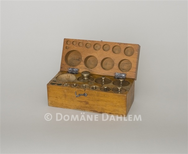Holzkasten mit Gewichten (Stiftung Domäne Dahlem - Landgut und Museum CC BY-NC-SA)