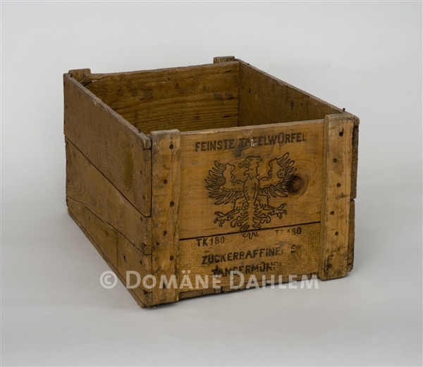 Kiste für &quot;Feinste Tafelwürfel&quot; aus der &quot;Zuckerraffenerie Tangermünde&quot; (Stiftung Domäne Dahlem - Landgut und Museum CC BY-NC-SA)